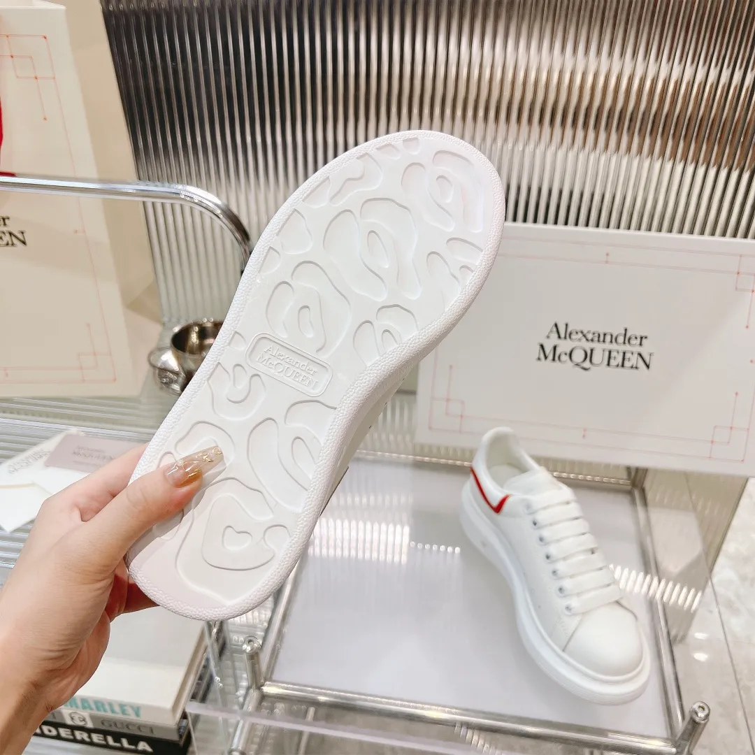 👟👟Ex-factory price 440👟👟 Men's size +10 (high version + 60 men's size plus 10) The latest addition to the counter is the top high-end version of Alexander McQueen·Alexander McQueen 2023 new wide sports shoes, white shoes and casual shoes👟New colors! The rear tail is really unique and pretty, I love it at first sight! 😍Top version! 👍🏻I won’t introduce too much about the style of this shoe. It will never go out of style year after year in spring, summer, autumn and winter. It is a super versatile style and has always been in hot demand. 🔸Upper: original custom-made latest silk cowhide 🔸Inner lining: cowhide foot pads + top-grade highly breathable mesh ��Outsole: the latest original open mold one-to-one precision mold PU vacuum outsole 🔸Female model 34-41 (customized at 34.40.41) 🔸Men's model 38-45 (customized at 38 45)